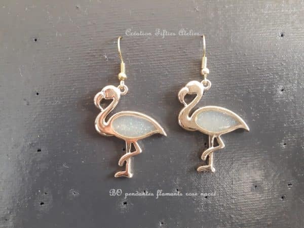 Boucles d'Oreilles Pendantes Flamants Roses – Image 4