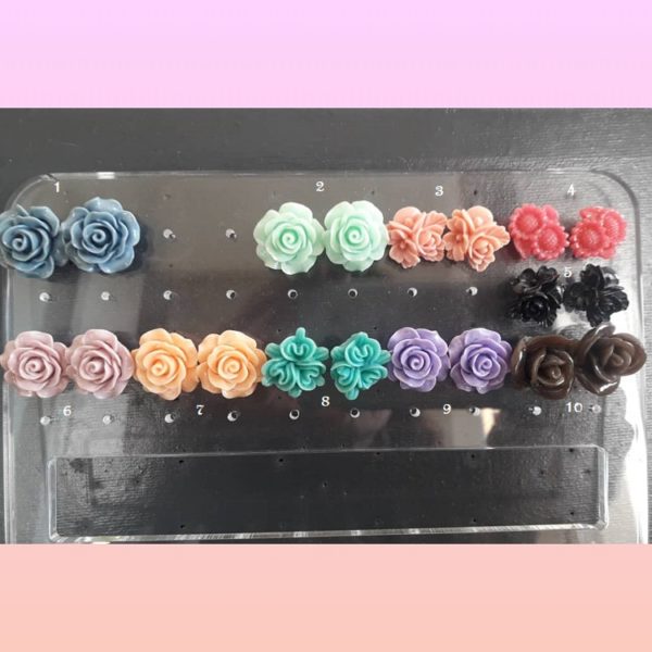 Boucles d'Oreilles Puces Fleurs en Résine – Image 2