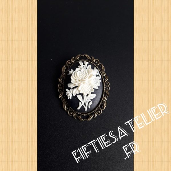 Broche rétro en Camée de Fleurs Vintage Flowers – Image 2
