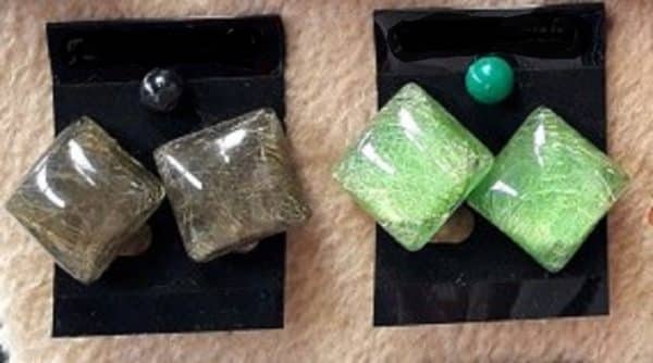Coffret de quatre paires de boucles d'oreilles clips collection bonbons losanges – Image 2