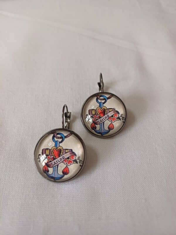 Boucles d'oreilles pendantes Collection Sailor Jerry Tattoo – Image 7