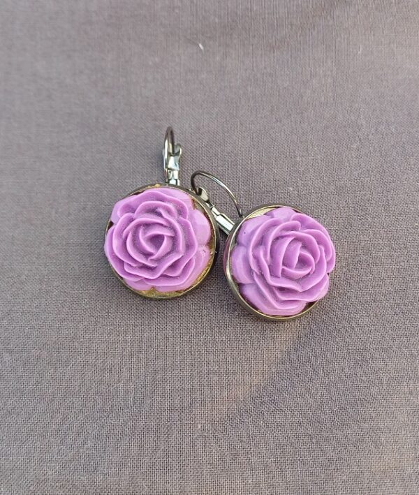 Boucles d'oreilles pendantes Rose en résine – Image 2
