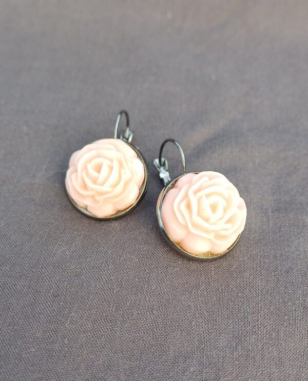 Boucles d'oreilles pendantes Rose en résine – Image 6