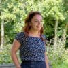 Top pin up bleu foncé et fleuri manches courtes – Image 2