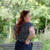 Top pin up bleu foncé et fleuri manches courtes – Image 3