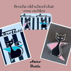 Broche Atomic Bettie Cat Boomerang Rose ou bleu